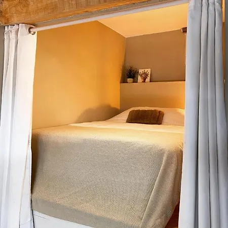 Le Mouron Rouge Apartment