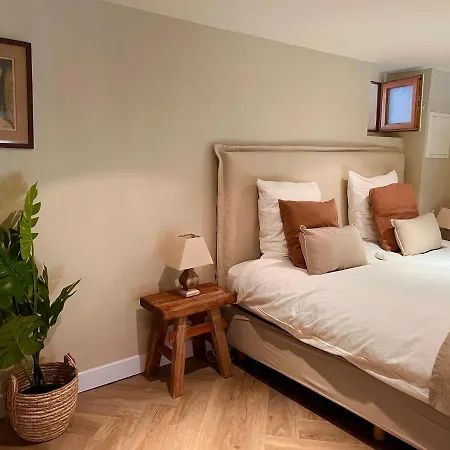 Le Mouron Rouge Apartment
