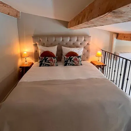 Le Mouron Rouge Apartment *